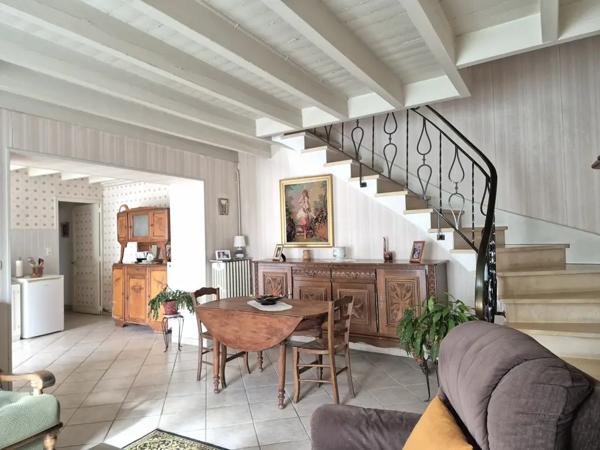 Charmante maison en plein coeur d'Aigre Idéalement située !