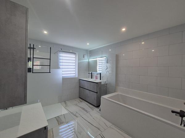 Maison Balaruc Les Bains 5 pièce(s) 193 m2+ T2 indépendant