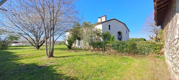 Entre Bazas et Langon -Maison en pierre -5 chambres ,  dépendance attenante , 1700 de terrain clos .33430