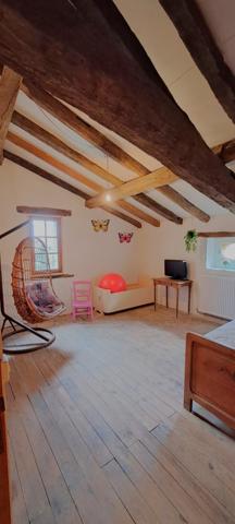 Entre Bazas et Langon -Maison en pierre -5 chambres ,  dépendance attenante , 1700 de terrain clos .33430