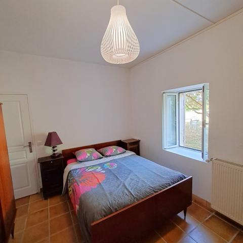 Entre Bazas et Langon -Maison en pierre -5 chambres ,  dépendance attenante , 1700 de terrain clos .33430