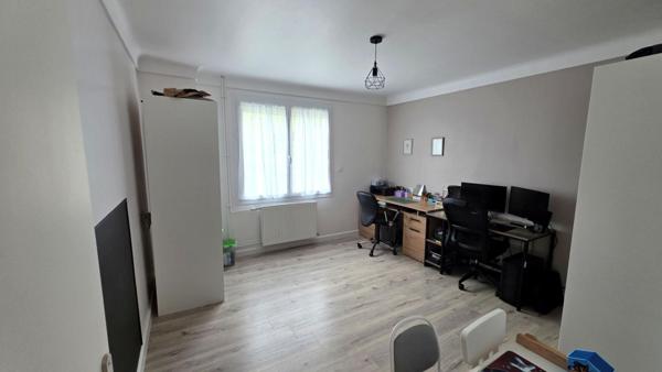 Maison en pierre entièrement rénovée, 173,30 m², six chambres, garage et jardin clos de 994 m² · Rostrenen (22)