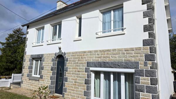 Maison en pierre entièrement rénovée, 173,30 m², six chambres, garage et jardin clos de 994 m² · Rostrenen (22)
