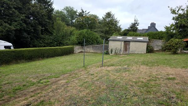 Maison en pierre entièrement rénovée, 173,30 m², six chambres, garage et jardin clos de 994 m² · Rostrenen (22)