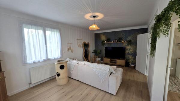 Maison en pierre entièrement rénovée, 173,30 m², six chambres, garage et jardin clos de 994 m² · Rostrenen (22)
