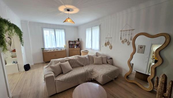 Maison en pierre entièrement rénovée, 173,30 m², six chambres, garage et jardin clos de 994 m² · Rostrenen (22)