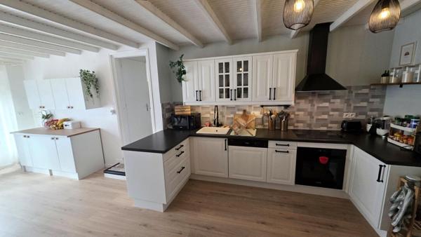 Maison en pierre entièrement rénovée, 173,30 m², six chambres, garage et jardin clos de 994 m² · Rostrenen (22)