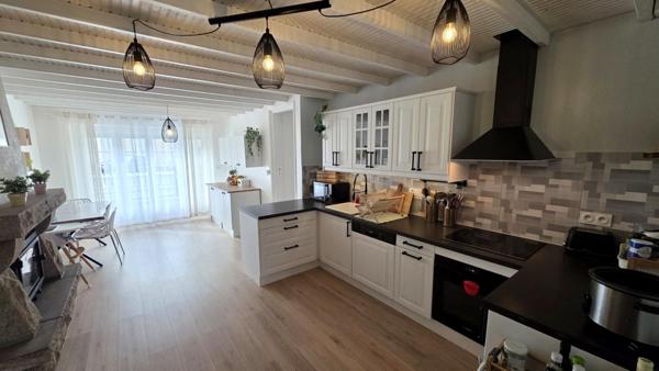Maison en pierre entièrement rénovée, 173,30 m², six chambres, garage et jardin clos de 994 m² · Rostrenen (22)