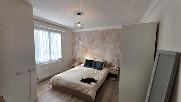 Maison en pierre entièrement rénovée, 173,30 m², six chambres, garage et jardin clos de 994 m² · Rostrenen (22)