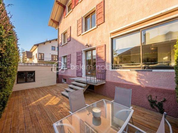 Dans un environnement résidentiel calme et particulièrement apprécié, découvrez cet appartement familial au sein d'une petite copropriété composée de seulement 4 habitations.

Dès l'entrée, l'appartement séduit par son espace de vie généreux de 36 m², réunissant une cuisine ouverte et un séjour chaleureux. Grâce à sa triple exposition, cette pièce profite d'une belle luminosité tout au long de la journée et s'ouvre naturellement sur un véritable atout du bien : une terrasse d'environ 40 m².

À l'abri des regards et bénéficiant d'une exposition agréable, cet extérieur offre un espace pour profiter des beaux jours, organiser des repas en famille ou simplement se détendre.

La partie nuit propose trois chambres, dont les superficies sont comprises entre 11 et 13 m². 

L'appartement dispose également d'une salle de bains, de WC indépendants, ainsi que d'un espace buanderie/stockage, particulièrement pratique au quotidien.

Autre avantage notable : une dépendance extérieure indépendante d'environ 9 m² vient compléter le logement. Un espace polyvalent qui pourra être aménagé selon vos envies et vos besoins : bureau pour le télétravail, pièce dédiée à une activité professionnelle, espace pour recevoir des proches ou encore atelier.

Pour compléter l'ensemble, vous disposerez de deux caves, offrant des possibilités de rangement supplémentaires, ainsi que d'un garage privatif d'environ 16 m².

Un appartement aux volumes fonctionnels et aux nombreux espaces complémentaires, réunissant vie au calme, espaces extérieurs, rangements et potentiel d'aménagement, tout en restant proche du centre d'Annecy.

Un cadre intimiste renforcé par la présence d'un syndic bénévole, permettant de bénéficier de charges de copropriété maîtrisées.