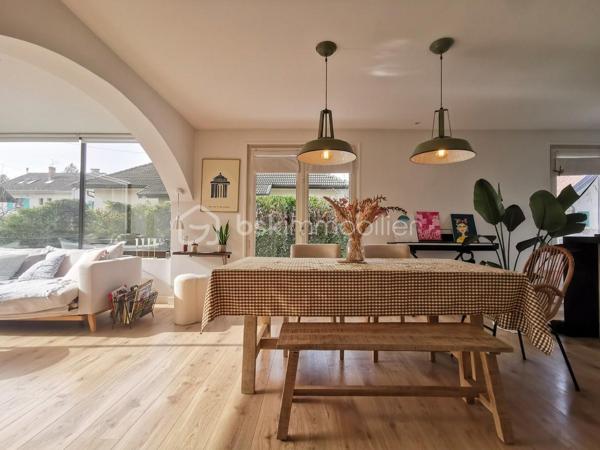 Dans un environnement résidentiel calme et particulièrement apprécié, découvrez cet appartement familial au sein d'une petite copropriété composée de seulement 4 habitations.

Dès l'entrée, l'appartement séduit par son espace de vie généreux de 36 m², réunissant une cuisine ouverte et un séjour chaleureux. Grâce à sa triple exposition, cette pièce profite d'une belle luminosité tout au long de la journée et s'ouvre naturellement sur un véritable atout du bien : une terrasse d'environ 40 m².

À l'abri des regards et bénéficiant d'une exposition agréable, cet extérieur offre un espace pour profiter des beaux jours, organiser des repas en famille ou simplement se détendre.

La partie nuit propose trois chambres, dont les superficies sont comprises entre 11 et 13 m². 

L'appartement dispose également d'une salle de bains, de WC indépendants, ainsi que d'un espace buanderie/stockage, particulièrement pratique au quotidien.

Autre avantage notable : une dépendance extérieure indépendante d'environ 9 m² vient compléter le logement. Un espace polyvalent qui pourra être aménagé selon vos envies et vos besoins : bureau pour le télétravail, pièce dédiée à une activité professionnelle, espace pour recevoir des proches ou encore atelier.

Pour compléter l'ensemble, vous disposerez de deux caves, offrant des possibilités de rangement supplémentaires, ainsi que d'un garage privatif d'environ 16 m².

Un appartement aux volumes fonctionnels et aux nombreux espaces complémentaires, réunissant vie au calme, espaces extérieurs, rangements et potentiel d'aménagement, tout en restant proche du centre d'Annecy.

Un cadre intimiste renforcé par la présence d'un syndic bénévole, permettant de bénéficier de charges de copropriété maîtrisées.