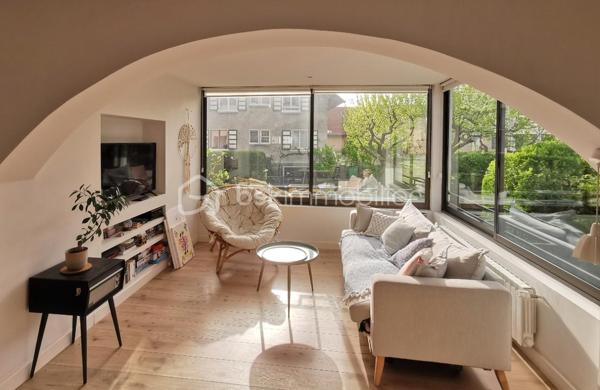 Dans un environnement résidentiel calme et particulièrement apprécié, découvrez cet appartement familial au sein d'une petite copropriété composée de seulement 4 habitations.

Dès l'entrée, l'appartement séduit par son espace de vie généreux de 36 m², réunissant une cuisine ouverte et un séjour chaleureux. Grâce à sa triple exposition, cette pièce profite d'une belle luminosité tout au long de la journée et s'ouvre naturellement sur un véritable atout du bien : une terrasse d'environ 40 m².

À l'abri des regards et bénéficiant d'une exposition agréable, cet extérieur offre un espace pour profiter des beaux jours, organiser des repas en famille ou simplement se détendre.

La partie nuit propose trois chambres, dont les superficies sont comprises entre 11 et 13 m². 

L'appartement dispose également d'une salle de bains, de WC indépendants, ainsi que d'un espace buanderie/stockage, particulièrement pratique au quotidien.

Autre avantage notable : une dépendance extérieure indépendante d'environ 9 m² vient compléter le logement. Un espace polyvalent qui pourra être aménagé selon vos envies et vos besoins : bureau pour le télétravail, pièce dédiée à une activité professionnelle, espace pour recevoir des proches ou encore atelier.

Pour compléter l'ensemble, vous disposerez de deux caves, offrant des possibilités de rangement supplémentaires, ainsi que d'un garage privatif d'environ 16 m².

Un appartement aux volumes fonctionnels et aux nombreux espaces complémentaires, réunissant vie au calme, espaces extérieurs, rangements et potentiel d'aménagement, tout en restant proche du centre d'Annecy.

Un cadre intimiste renforcé par la présence d'un syndic bénévole, permettant de bénéficier de charges de copropriété maîtrisées.
