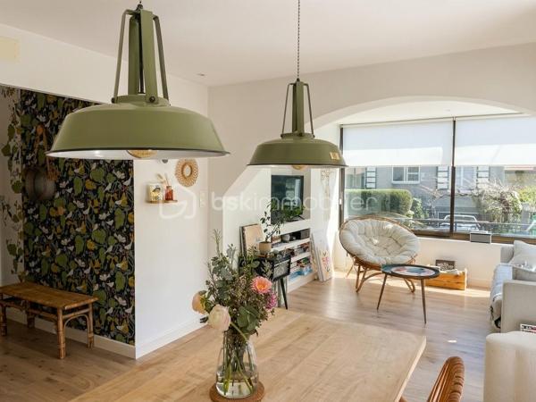 Dans un environnement résidentiel calme et particulièrement apprécié, découvrez cet appartement familial au sein d'une petite copropriété composée de seulement 4 habitations.

Dès l'entrée, l'appartement séduit par son espace de vie généreux de 36 m², réunissant une cuisine ouverte et un séjour chaleureux. Grâce à sa triple exposition, cette pièce profite d'une belle luminosité tout au long de la journée et s'ouvre naturellement sur un véritable atout du bien : une terrasse d'environ 40 m².

À l'abri des regards et bénéficiant d'une exposition agréable, cet extérieur offre un espace pour profiter des beaux jours, organiser des repas en famille ou simplement se détendre.

La partie nuit propose trois chambres, dont les superficies sont comprises entre 11 et 13 m². 

L'appartement dispose également d'une salle de bains, de WC indépendants, ainsi que d'un espace buanderie/stockage, particulièrement pratique au quotidien.

Autre avantage notable : une dépendance extérieure indépendante d'environ 9 m² vient compléter le logement. Un espace polyvalent qui pourra être aménagé selon vos envies et vos besoins : bureau pour le télétravail, pièce dédiée à une activité professionnelle, espace pour recevoir des proches ou encore atelier.

Pour compléter l'ensemble, vous disposerez de deux caves, offrant des possibilités de rangement supplémentaires, ainsi que d'un garage privatif d'environ 16 m².

Un appartement aux volumes fonctionnels et aux nombreux espaces complémentaires, réunissant vie au calme, espaces extérieurs, rangements et potentiel d'aménagement, tout en restant proche du centre d'Annecy.

Un cadre intimiste renforcé par la présence d'un syndic bénévole, permettant de bénéficier de charges de copropriété maîtrisées.