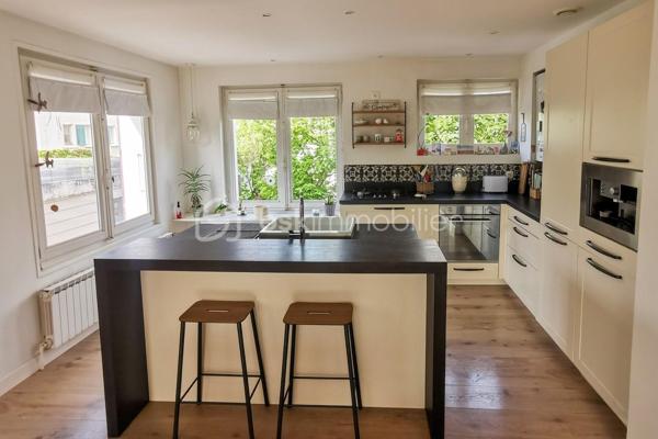 Dans un environnement résidentiel calme et particulièrement apprécié, découvrez cet appartement familial au sein d'une petite copropriété composée de seulement 4 habitations.

Dès l'entrée, l'appartement séduit par son espace de vie généreux de 36 m², réunissant une cuisine ouverte et un séjour chaleureux. Grâce à sa triple exposition, cette pièce profite d'une belle luminosité tout au long de la journée et s'ouvre naturellement sur un véritable atout du bien : une terrasse d'environ 40 m².

À l'abri des regards et bénéficiant d'une exposition agréable, cet extérieur offre un espace pour profiter des beaux jours, organiser des repas en famille ou simplement se détendre.

La partie nuit propose trois chambres, dont les superficies sont comprises entre 11 et 13 m². 

L'appartement dispose également d'une salle de bains, de WC indépendants, ainsi que d'un espace buanderie/stockage, particulièrement pratique au quotidien.

Autre avantage notable : une dépendance extérieure indépendante d'environ 9 m² vient compléter le logement. Un espace polyvalent qui pourra être aménagé selon vos envies et vos besoins : bureau pour le télétravail, pièce dédiée à une activité professionnelle, espace pour recevoir des proches ou encore atelier.

Pour compléter l'ensemble, vous disposerez de deux caves, offrant des possibilités de rangement supplémentaires, ainsi que d'un garage privatif d'environ 16 m².

Un appartement aux volumes fonctionnels et aux nombreux espaces complémentaires, réunissant vie au calme, espaces extérieurs, rangements et potentiel d'aménagement, tout en restant proche du centre d'Annecy.

Un cadre intimiste renforcé par la présence d'un syndic bénévole, permettant de bénéficier de charges de copropriété maîtrisées.