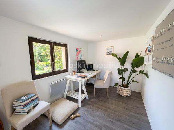 Dans un environnement résidentiel calme et particulièrement apprécié, découvrez cet appartement familial au sein d'une petite copropriété composée de seulement 4 habitations.

Dès l'entrée, l'appartement séduit par son espace de vie généreux de 36 m², réunissant une cuisine ouverte et un séjour chaleureux. Grâce à sa triple exposition, cette pièce profite d'une belle luminosité tout au long de la journée et s'ouvre naturellement sur un véritable atout du bien : une terrasse d'environ 40 m².

À l'abri des regards et bénéficiant d'une exposition agréable, cet extérieur offre un espace pour profiter des beaux jours, organiser des repas en famille ou simplement se détendre.

La partie nuit propose trois chambres, dont les superficies sont comprises entre 11 et 13 m². 

L'appartement dispose également d'une salle de bains, de WC indépendants, ainsi que d'un espace buanderie/stockage, particulièrement pratique au quotidien.

Autre avantage notable : une dépendance extérieure indépendante d'environ 9 m² vient compléter le logement. Un espace polyvalent qui pourra être aménagé selon vos envies et vos besoins : bureau pour le télétravail, pièce dédiée à une activité professionnelle, espace pour recevoir des proches ou encore atelier.

Pour compléter l'ensemble, vous disposerez de deux caves, offrant des possibilités de rangement supplémentaires, ainsi que d'un garage privatif d'environ 16 m².

Un appartement aux volumes fonctionnels et aux nombreux espaces complémentaires, réunissant vie au calme, espaces extérieurs, rangements et potentiel d'aménagement, tout en restant proche du centre d'Annecy.

Un cadre intimiste renforcé par la présence d'un syndic bénévole, permettant de bénéficier de charges de copropriété maîtrisées.