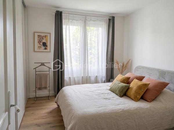 Dans un environnement résidentiel calme et particulièrement apprécié, découvrez cet appartement familial au sein d'une petite copropriété composée de seulement 4 habitations.

Dès l'entrée, l'appartement séduit par son espace de vie généreux de 36 m², réunissant une cuisine ouverte et un séjour chaleureux. Grâce à sa triple exposition, cette pièce profite d'une belle luminosité tout au long de la journée et s'ouvre naturellement sur un véritable atout du bien : une terrasse d'environ 40 m².

À l'abri des regards et bénéficiant d'une exposition agréable, cet extérieur offre un espace pour profiter des beaux jours, organiser des repas en famille ou simplement se détendre.

La partie nuit propose trois chambres, dont les superficies sont comprises entre 11 et 13 m². 

L'appartement dispose également d'une salle de bains, de WC indépendants, ainsi que d'un espace buanderie/stockage, particulièrement pratique au quotidien.

Autre avantage notable : une dépendance extérieure indépendante d'environ 9 m² vient compléter le logement. Un espace polyvalent qui pourra être aménagé selon vos envies et vos besoins : bureau pour le télétravail, pièce dédiée à une activité professionnelle, espace pour recevoir des proches ou encore atelier.

Pour compléter l'ensemble, vous disposerez de deux caves, offrant des possibilités de rangement supplémentaires, ainsi que d'un garage privatif d'environ 16 m².

Un appartement aux volumes fonctionnels et aux nombreux espaces complémentaires, réunissant vie au calme, espaces extérieurs, rangements et potentiel d'aménagement, tout en restant proche du centre d'Annecy.

Un cadre intimiste renforcé par la présence d'un syndic bénévole, permettant de bénéficier de charges de copropriété maîtrisées.