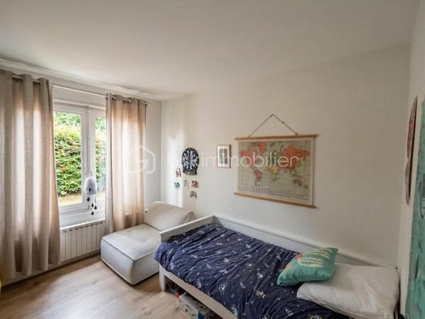 Dans un environnement résidentiel calme et particulièrement apprécié, découvrez cet appartement familial au sein d'une petite copropriété composée de seulement 4 habitations.

Dès l'entrée, l'appartement séduit par son espace de vie généreux de 36 m², réunissant une cuisine ouverte et un séjour chaleureux. Grâce à sa triple exposition, cette pièce profite d'une belle luminosité tout au long de la journée et s'ouvre naturellement sur un véritable atout du bien : une terrasse d'environ 40 m².

À l'abri des regards et bénéficiant d'une exposition agréable, cet extérieur offre un espace pour profiter des beaux jours, organiser des repas en famille ou simplement se détendre.

La partie nuit propose trois chambres, dont les superficies sont comprises entre 11 et 13 m². 

L'appartement dispose également d'une salle de bains, de WC indépendants, ainsi que d'un espace buanderie/stockage, particulièrement pratique au quotidien.

Autre avantage notable : une dépendance extérieure indépendante d'environ 9 m² vient compléter le logement. Un espace polyvalent qui pourra être aménagé selon vos envies et vos besoins : bureau pour le télétravail, pièce dédiée à une activité professionnelle, espace pour recevoir des proches ou encore atelier.

Pour compléter l'ensemble, vous disposerez de deux caves, offrant des possibilités de rangement supplémentaires, ainsi que d'un garage privatif d'environ 16 m².

Un appartement aux volumes fonctionnels et aux nombreux espaces complémentaires, réunissant vie au calme, espaces extérieurs, rangements et potentiel d'aménagement, tout en restant proche du centre d'Annecy.

Un cadre intimiste renforcé par la présence d'un syndic bénévole, permettant de bénéficier de charges de copropriété maîtrisées.