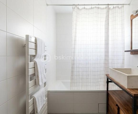 Dans un environnement résidentiel calme et particulièrement apprécié, découvrez cet appartement familial au sein d'une petite copropriété composée de seulement 4 habitations.

Dès l'entrée, l'appartement séduit par son espace de vie généreux de 36 m², réunissant une cuisine ouverte et un séjour chaleureux. Grâce à sa triple exposition, cette pièce profite d'une belle luminosité tout au long de la journée et s'ouvre naturellement sur un véritable atout du bien : une terrasse d'environ 40 m².

À l'abri des regards et bénéficiant d'une exposition agréable, cet extérieur offre un espace pour profiter des beaux jours, organiser des repas en famille ou simplement se détendre.

La partie nuit propose trois chambres, dont les superficies sont comprises entre 11 et 13 m². 

L'appartement dispose également d'une salle de bains, de WC indépendants, ainsi que d'un espace buanderie/stockage, particulièrement pratique au quotidien.

Autre avantage notable : une dépendance extérieure indépendante d'environ 9 m² vient compléter le logement. Un espace polyvalent qui pourra être aménagé selon vos envies et vos besoins : bureau pour le télétravail, pièce dédiée à une activité professionnelle, espace pour recevoir des proches ou encore atelier.

Pour compléter l'ensemble, vous disposerez de deux caves, offrant des possibilités de rangement supplémentaires, ainsi que d'un garage privatif d'environ 16 m².

Un appartement aux volumes fonctionnels et aux nombreux espaces complémentaires, réunissant vie au calme, espaces extérieurs, rangements et potentiel d'aménagement, tout en restant proche du centre d'Annecy.

Un cadre intimiste renforcé par la présence d'un syndic bénévole, permettant de bénéficier de charges de copropriété maîtrisées.