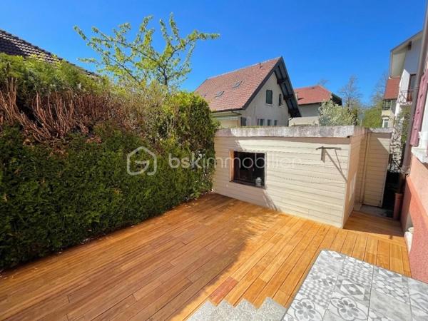 Dans un environnement résidentiel calme et particulièrement apprécié, découvrez cet appartement familial au sein d'une petite copropriété composée de seulement 4 habitations.

Dès l'entrée, l'appartement séduit par son espace de vie généreux de 36 m², réunissant une cuisine ouverte et un séjour chaleureux. Grâce à sa triple exposition, cette pièce profite d'une belle luminosité tout au long de la journée et s'ouvre naturellement sur un véritable atout du bien : une terrasse d'environ 40 m².

À l'abri des regards et bénéficiant d'une exposition agréable, cet extérieur offre un espace pour profiter des beaux jours, organiser des repas en famille ou simplement se détendre.

La partie nuit propose trois chambres, dont les superficies sont comprises entre 11 et 13 m². 

L'appartement dispose également d'une salle de bains, de WC indépendants, ainsi que d'un espace buanderie/stockage, particulièrement pratique au quotidien.

Autre avantage notable : une dépendance extérieure indépendante d'environ 9 m² vient compléter le logement. Un espace polyvalent qui pourra être aménagé selon vos envies et vos besoins : bureau pour le télétravail, pièce dédiée à une activité professionnelle, espace pour recevoir des proches ou encore atelier.

Pour compléter l'ensemble, vous disposerez de deux caves, offrant des possibilités de rangement supplémentaires, ainsi que d'un garage privatif d'environ 16 m².

Un appartement aux volumes fonctionnels et aux nombreux espaces complémentaires, réunissant vie au calme, espaces extérieurs, rangements et potentiel d'aménagement, tout en restant proche du centre d'Annecy.

Un cadre intimiste renforcé par la présence d'un syndic bénévole, permettant de bénéficier de charges de copropriété maîtrisées.