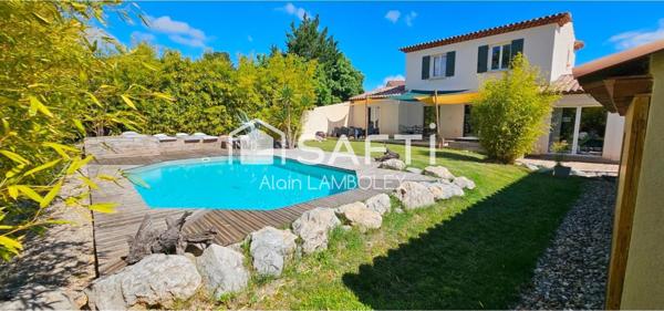 Villa avec piscine, jacuzzi et dépendance"