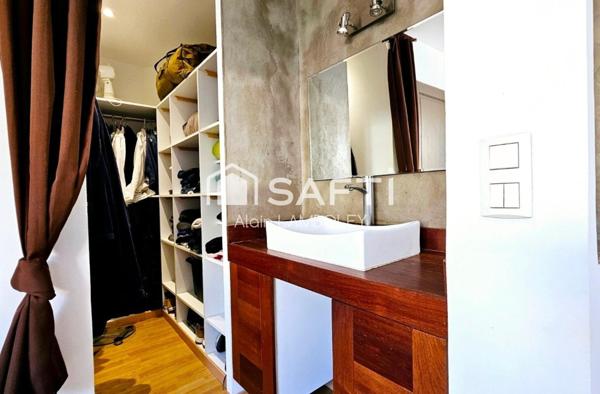 Villa avec piscine, jacuzzi et dépendance"