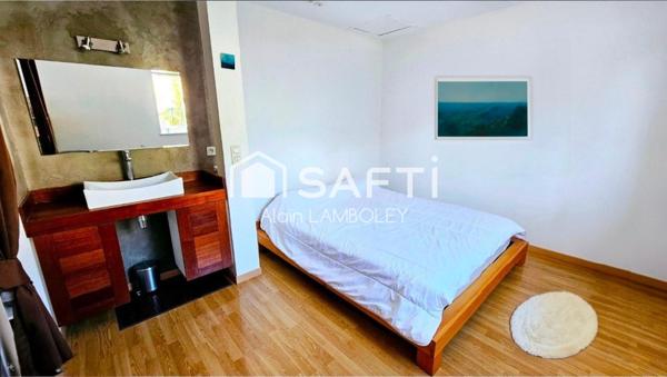 Villa avec piscine, jacuzzi et dépendance"