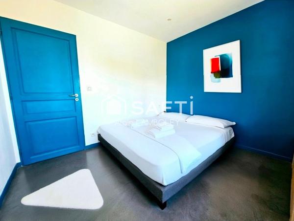 Villa avec piscine, jacuzzi et dépendance"