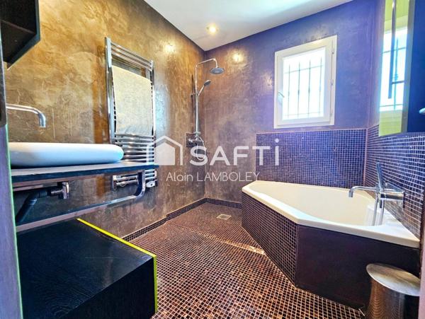 Villa avec piscine, jacuzzi et dépendance"