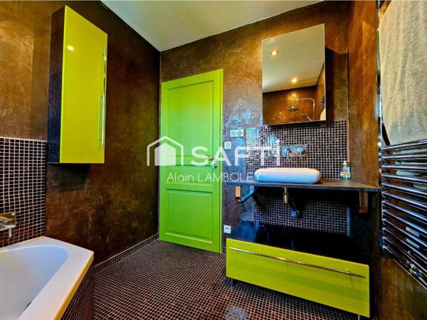 Villa avec piscine, jacuzzi et dépendance"