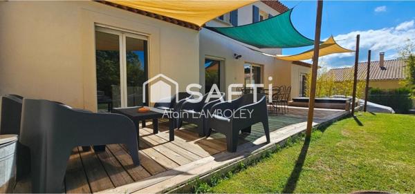 Villa avec piscine, jacuzzi et dépendance"