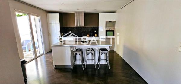 Villa avec piscine, jacuzzi et dépendance"