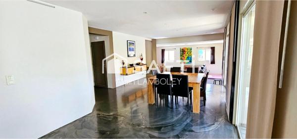 Villa avec piscine, jacuzzi et dépendance"