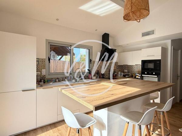 Maison à vendre à Andernos- EXCLUSIVITE!- Rénovée d'environ 100m² avec 2 chambres, 1 suite et un bureau sur une parcelle d'environ 350m² au calme ANDERNOS
