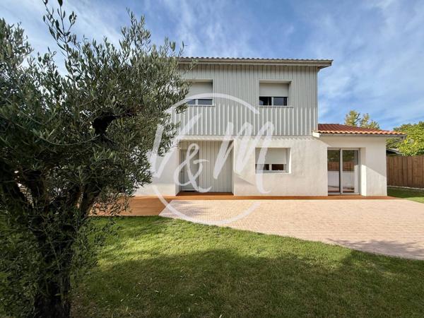 Maison à vendre à Andernos- EXCLUSIVITE!- Rénovée d'environ 100m² avec 2 chambres, 1 suite et un bureau sur une parcelle d'environ 350m² au calme ANDERNOS