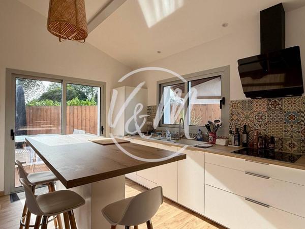 Maison à vendre à Andernos- EXCLUSIVITE!- Rénovée d'environ 100m² avec 2 chambres, 1 suite et un bureau sur une parcelle d'environ 350m² au calme ANDERNOS