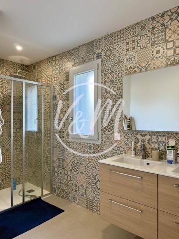 Maison à vendre à Andernos- EXCLUSIVITE!- Rénovée d'environ 100m² avec 2 chambres, 1 suite et un bureau sur une parcelle d'environ 350m² au calme ANDERNOS