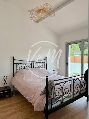 Maison à vendre à Andernos- EXCLUSIVITE!- Rénovée d'environ 100m² avec 2 chambres, 1 suite et un bureau sur une parcelle d'environ 350m² au calme ANDERNOS