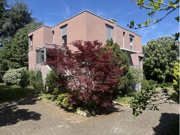 A vendre immeuble professionnel 360 m2 sur 1363 M3 de terrain clos et arboré à CLERMONT FERRAND (63)