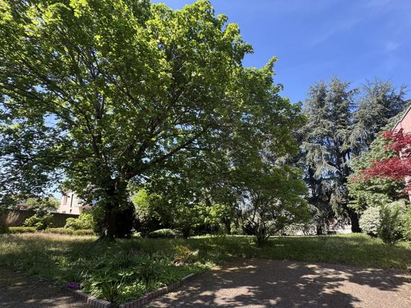 A vendre immeuble professionnel 360 m2 sur 1363 M3 de terrain clos et arboré à CLERMONT FERRAND (63)