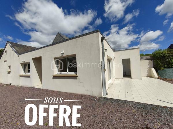 À découvrir sans tarder sur la commune de BALLEROY SUR DROME: cette agréable maison de plain-pied vous séduira par ses volumes généreux et sa luminosité exceptionnelle.
Vous profiterez d’une superbe pièce de vie de plus de 60 m², baignée de lumière grâce à son exposition plein sud, avec un espace salon convivial et un coin cuisine ouvert, idéal pour partager des moments en famille ou entre amis.

La maison dispose également de trois chambres confortables, d’une salle de bain équipée à la fois d’une douche et d’une baignoire, ainsi que d’une buanderie pratique au quotidien.

À l’extérieur, une terrasse sans vis-à-vis vous permettra de profiter pleinement des beaux jours dans un environnement calme et préservé.
Un garage de 31 m² complète ce bien.

Les atouts :
- Maison de plain-pied
- Exposition plein sud
- Très belle luminosité
- Grande pièce de vie
- Sans vis-à-vis
- Garage spacieux
- Terrasse agréable
- Huisseries alu et PVC oscillo battants 
- Volets électriques 
- Aucun travaux a prévoir 


Un bien rare à découvrir rapidement