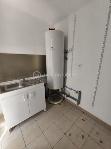 À découvrir sans tarder sur la commune de BALLEROY SUR DROME: cette agréable maison de plain-pied vous séduira par ses volumes généreux et sa luminosité exceptionnelle.
Vous profiterez d’une superbe pièce de vie de plus de 60 m², baignée de lumière grâce à son exposition plein sud, avec un espace salon convivial et un coin cuisine ouvert, idéal pour partager des moments en famille ou entre amis.

La maison dispose également de trois chambres confortables, d’une salle de bain équipée à la fois d’une douche et d’une baignoire, ainsi que d’une buanderie pratique au quotidien.

À l’extérieur, une terrasse sans vis-à-vis vous permettra de profiter pleinement des beaux jours dans un environnement calme et préservé.
Un garage de 31 m² complète ce bien.

Les atouts :
- Maison de plain-pied
- Exposition plein sud
- Très belle luminosité
- Grande pièce de vie
- Sans vis-à-vis
- Garage spacieux
- Terrasse agréable
- Huisseries alu et PVC oscillo battants 
- Volets électriques 
- Aucun travaux a prévoir 


Un bien rare à découvrir rapidement