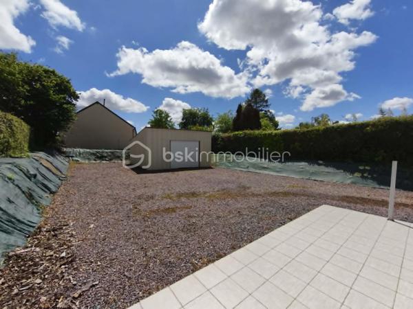 À découvrir sans tarder sur la commune de BALLEROY SUR DROME: cette agréable maison de plain-pied vous séduira par ses volumes généreux et sa luminosité exceptionnelle.
Vous profiterez d’une superbe pièce de vie de plus de 60 m², baignée de lumière grâce à son exposition plein sud, avec un espace salon convivial et un coin cuisine ouvert, idéal pour partager des moments en famille ou entre amis.

La maison dispose également de trois chambres confortables, d’une salle de bain équipée à la fois d’une douche et d’une baignoire, ainsi que d’une buanderie pratique au quotidien.

À l’extérieur, une terrasse sans vis-à-vis vous permettra de profiter pleinement des beaux jours dans un environnement calme et préservé.
Un garage de 31 m² complète ce bien.

Les atouts :
- Maison de plain-pied
- Exposition plein sud
- Très belle luminosité
- Grande pièce de vie
- Sans vis-à-vis
- Garage spacieux
- Terrasse agréable
- Huisseries alu et PVC oscillo battants 
- Volets électriques 
- Aucun travaux a prévoir 


Un bien rare à découvrir rapidement