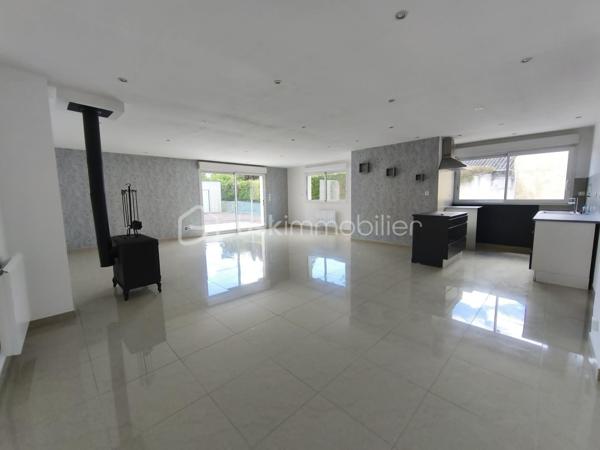 À découvrir sans tarder sur la commune de BALLEROY SUR DROME: cette agréable maison de plain-pied vous séduira par ses volumes généreux et sa luminosité exceptionnelle.
Vous profiterez d’une superbe pièce de vie de plus de 60 m², baignée de lumière grâce à son exposition plein sud, avec un espace salon convivial et un coin cuisine ouvert, idéal pour partager des moments en famille ou entre amis.

La maison dispose également de trois chambres confortables, d’une salle de bain équipée à la fois d’une douche et d’une baignoire, ainsi que d’une buanderie pratique au quotidien.

À l’extérieur, une terrasse sans vis-à-vis vous permettra de profiter pleinement des beaux jours dans un environnement calme et préservé.
Un garage de 31 m² complète ce bien.

Les atouts :
- Maison de plain-pied
- Exposition plein sud
- Très belle luminosité
- Grande pièce de vie
- Sans vis-à-vis
- Garage spacieux
- Terrasse agréable
- Huisseries alu et PVC oscillo battants 
- Volets électriques 
- Aucun travaux a prévoir 


Un bien rare à découvrir rapidement
