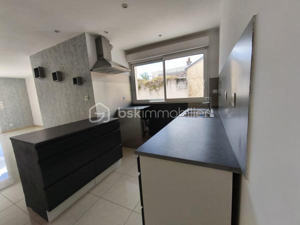 À découvrir sans tarder sur la commune de BALLEROY SUR DROME: cette agréable maison de plain-pied vous séduira par ses volumes généreux et sa luminosité exceptionnelle.
Vous profiterez d’une superbe pièce de vie de plus de 60 m², baignée de lumière grâce à son exposition plein sud, avec un espace salon convivial et un coin cuisine ouvert, idéal pour partager des moments en famille ou entre amis.

La maison dispose également de trois chambres confortables, d’une salle de bain équipée à la fois d’une douche et d’une baignoire, ainsi que d’une buanderie pratique au quotidien.

À l’extérieur, une terrasse sans vis-à-vis vous permettra de profiter pleinement des beaux jours dans un environnement calme et préservé.
Un garage de 31 m² complète ce bien.

Les atouts :
- Maison de plain-pied
- Exposition plein sud
- Très belle luminosité
- Grande pièce de vie
- Sans vis-à-vis
- Garage spacieux
- Terrasse agréable
- Huisseries alu et PVC oscillo battants 
- Volets électriques 
- Aucun travaux a prévoir 


Un bien rare à découvrir rapidement