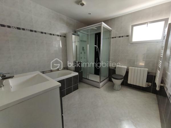 À découvrir sans tarder sur la commune de BALLEROY SUR DROME: cette agréable maison de plain-pied vous séduira par ses volumes généreux et sa luminosité exceptionnelle.
Vous profiterez d’une superbe pièce de vie de plus de 60 m², baignée de lumière grâce à son exposition plein sud, avec un espace salon convivial et un coin cuisine ouvert, idéal pour partager des moments en famille ou entre amis.

La maison dispose également de trois chambres confortables, d’une salle de bain équipée à la fois d’une douche et d’une baignoire, ainsi que d’une buanderie pratique au quotidien.

À l’extérieur, une terrasse sans vis-à-vis vous permettra de profiter pleinement des beaux jours dans un environnement calme et préservé.
Un garage de 31 m² complète ce bien.

Les atouts :
- Maison de plain-pied
- Exposition plein sud
- Très belle luminosité
- Grande pièce de vie
- Sans vis-à-vis
- Garage spacieux
- Terrasse agréable
- Huisseries alu et PVC oscillo battants 
- Volets électriques 
- Aucun travaux a prévoir 


Un bien rare à découvrir rapidement