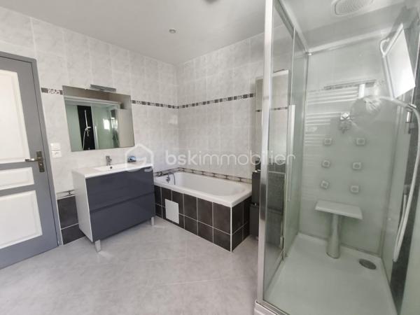 À découvrir sans tarder sur la commune de BALLEROY SUR DROME: cette agréable maison de plain-pied vous séduira par ses volumes généreux et sa luminosité exceptionnelle.
Vous profiterez d’une superbe pièce de vie de plus de 60 m², baignée de lumière grâce à son exposition plein sud, avec un espace salon convivial et un coin cuisine ouvert, idéal pour partager des moments en famille ou entre amis.

La maison dispose également de trois chambres confortables, d’une salle de bain équipée à la fois d’une douche et d’une baignoire, ainsi que d’une buanderie pratique au quotidien.

À l’extérieur, une terrasse sans vis-à-vis vous permettra de profiter pleinement des beaux jours dans un environnement calme et préservé.
Un garage de 31 m² complète ce bien.

Les atouts :
- Maison de plain-pied
- Exposition plein sud
- Très belle luminosité
- Grande pièce de vie
- Sans vis-à-vis
- Garage spacieux
- Terrasse agréable
- Huisseries alu et PVC oscillo battants 
- Volets électriques 
- Aucun travaux a prévoir 


Un bien rare à découvrir rapidement