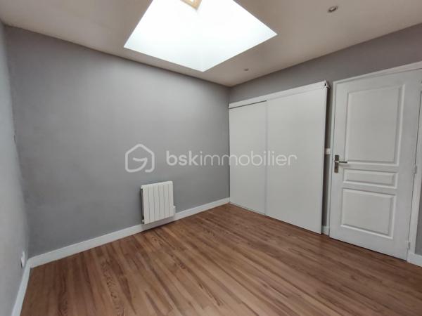 À découvrir sans tarder sur la commune de BALLEROY SUR DROME: cette agréable maison de plain-pied vous séduira par ses volumes généreux et sa luminosité exceptionnelle.
Vous profiterez d’une superbe pièce de vie de plus de 60 m², baignée de lumière grâce à son exposition plein sud, avec un espace salon convivial et un coin cuisine ouvert, idéal pour partager des moments en famille ou entre amis.

La maison dispose également de trois chambres confortables, d’une salle de bain équipée à la fois d’une douche et d’une baignoire, ainsi que d’une buanderie pratique au quotidien.

À l’extérieur, une terrasse sans vis-à-vis vous permettra de profiter pleinement des beaux jours dans un environnement calme et préservé.
Un garage de 31 m² complète ce bien.

Les atouts :
- Maison de plain-pied
- Exposition plein sud
- Très belle luminosité
- Grande pièce de vie
- Sans vis-à-vis
- Garage spacieux
- Terrasse agréable
- Huisseries alu et PVC oscillo battants 
- Volets électriques 
- Aucun travaux a prévoir 


Un bien rare à découvrir rapidement
