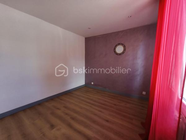 À découvrir sans tarder sur la commune de BALLEROY SUR DROME: cette agréable maison de plain-pied vous séduira par ses volumes généreux et sa luminosité exceptionnelle.
Vous profiterez d’une superbe pièce de vie de plus de 60 m², baignée de lumière grâce à son exposition plein sud, avec un espace salon convivial et un coin cuisine ouvert, idéal pour partager des moments en famille ou entre amis.

La maison dispose également de trois chambres confortables, d’une salle de bain équipée à la fois d’une douche et d’une baignoire, ainsi que d’une buanderie pratique au quotidien.

À l’extérieur, une terrasse sans vis-à-vis vous permettra de profiter pleinement des beaux jours dans un environnement calme et préservé.
Un garage de 31 m² complète ce bien.

Les atouts :
- Maison de plain-pied
- Exposition plein sud
- Très belle luminosité
- Grande pièce de vie
- Sans vis-à-vis
- Garage spacieux
- Terrasse agréable
- Huisseries alu et PVC oscillo battants 
- Volets électriques 
- Aucun travaux a prévoir 


Un bien rare à découvrir rapidement