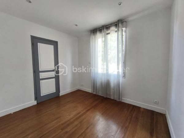 À découvrir sans tarder sur la commune de BALLEROY SUR DROME: cette agréable maison de plain-pied vous séduira par ses volumes généreux et sa luminosité exceptionnelle.
Vous profiterez d’une superbe pièce de vie de plus de 60 m², baignée de lumière grâce à son exposition plein sud, avec un espace salon convivial et un coin cuisine ouvert, idéal pour partager des moments en famille ou entre amis.

La maison dispose également de trois chambres confortables, d’une salle de bain équipée à la fois d’une douche et d’une baignoire, ainsi que d’une buanderie pratique au quotidien.

À l’extérieur, une terrasse sans vis-à-vis vous permettra de profiter pleinement des beaux jours dans un environnement calme et préservé.
Un garage de 31 m² complète ce bien.

Les atouts :
- Maison de plain-pied
- Exposition plein sud
- Très belle luminosité
- Grande pièce de vie
- Sans vis-à-vis
- Garage spacieux
- Terrasse agréable
- Huisseries alu et PVC oscillo battants 
- Volets électriques 
- Aucun travaux a prévoir 


Un bien rare à découvrir rapidement