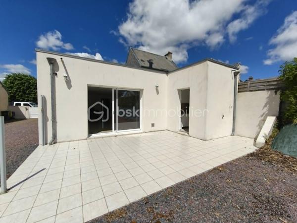 À découvrir sans tarder sur la commune de BALLEROY SUR DROME: cette agréable maison de plain-pied vous séduira par ses volumes généreux et sa luminosité exceptionnelle.
Vous profiterez d’une superbe pièce de vie de plus de 60 m², baignée de lumière grâce à son exposition plein sud, avec un espace salon convivial et un coin cuisine ouvert, idéal pour partager des moments en famille ou entre amis.

La maison dispose également de trois chambres confortables, d’une salle de bain équipée à la fois d’une douche et d’une baignoire, ainsi que d’une buanderie pratique au quotidien.

À l’extérieur, une terrasse sans vis-à-vis vous permettra de profiter pleinement des beaux jours dans un environnement calme et préservé.
Un garage de 31 m² complète ce bien.

Les atouts :
- Maison de plain-pied
- Exposition plein sud
- Très belle luminosité
- Grande pièce de vie
- Sans vis-à-vis
- Garage spacieux
- Terrasse agréable
- Huisseries alu et PVC oscillo battants 
- Volets électriques 
- Aucun travaux a prévoir 


Un bien rare à découvrir rapidement
